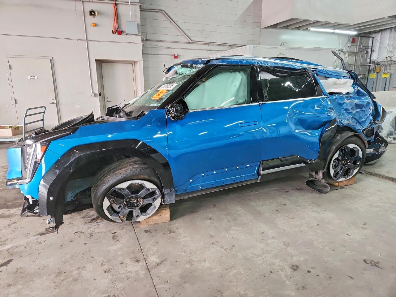 2025 Kia EV9 Land, VIN 5XYADFS55SG001646 — Rollover