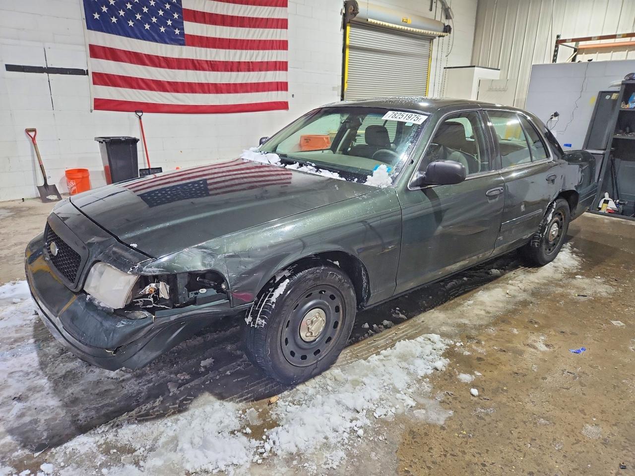 2004 Ford Police Interceptor Base w/3.27 Axle, VIN 2FAFP71WX4X171336 — Front end