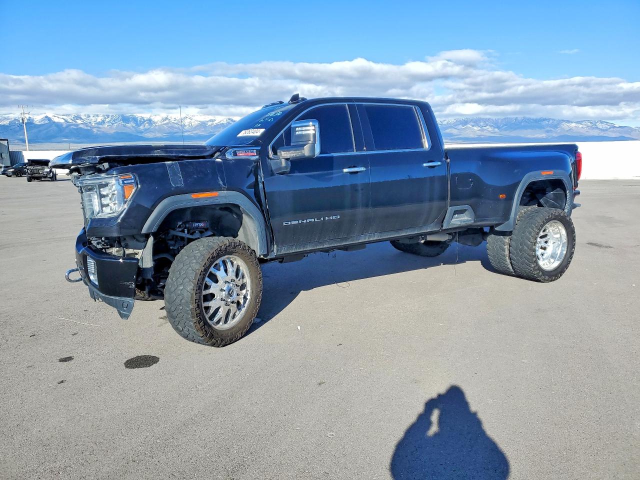 2021 GMC Sierra 3500HD Denali, VIN 1GT49WEY0MF202901 — Front end