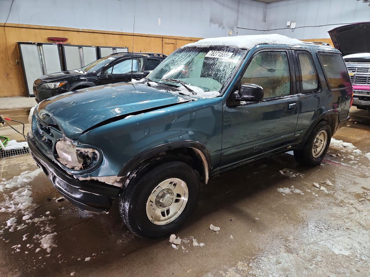 1996 Ford Explorer XL, VIN 1FMCU24X1TUD59533 — Front end