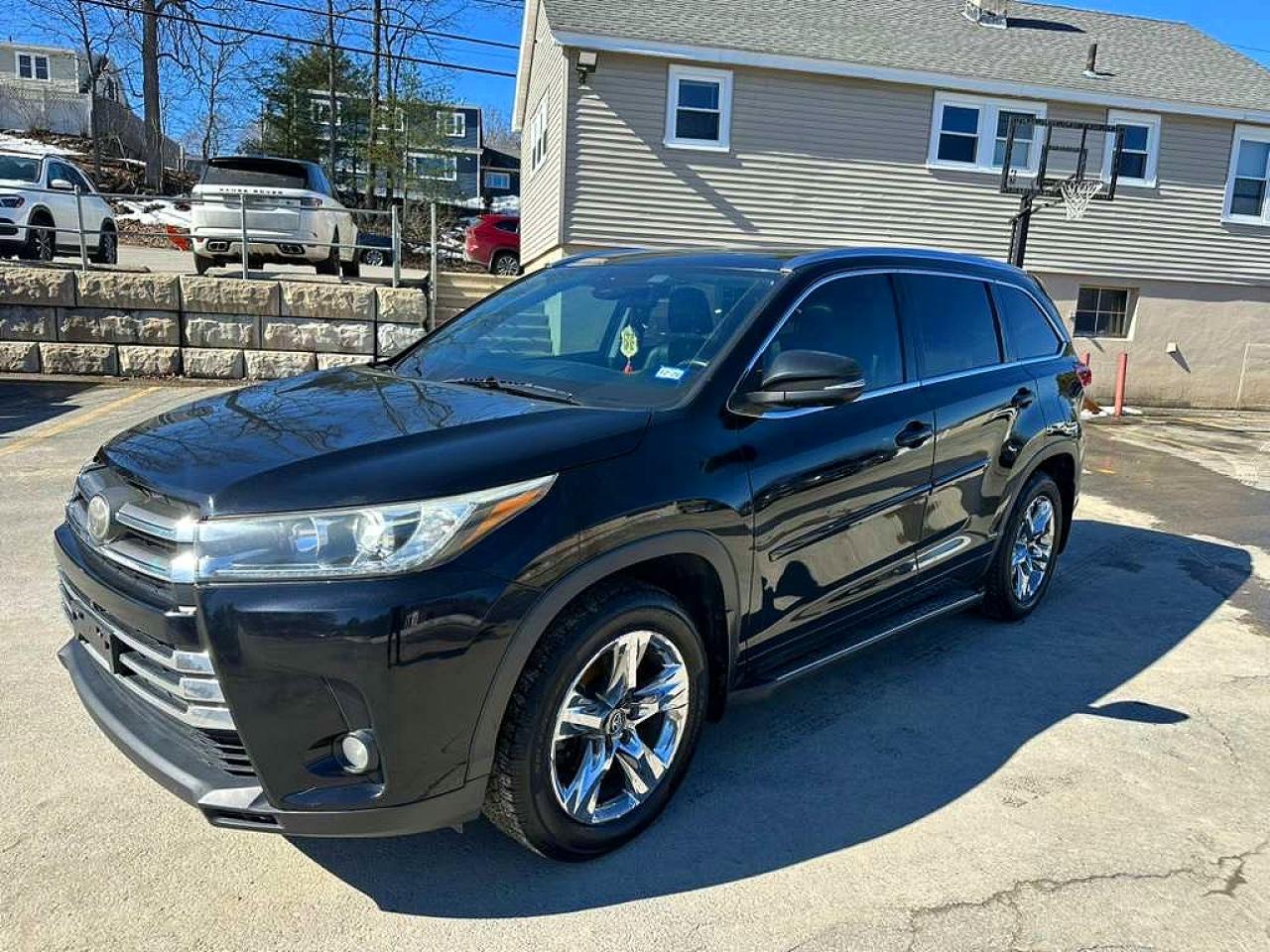 2018 Toyota Highlander Limited Platinum, VIN 5TDDZRFH5JS894388 — Minor dents and scratches