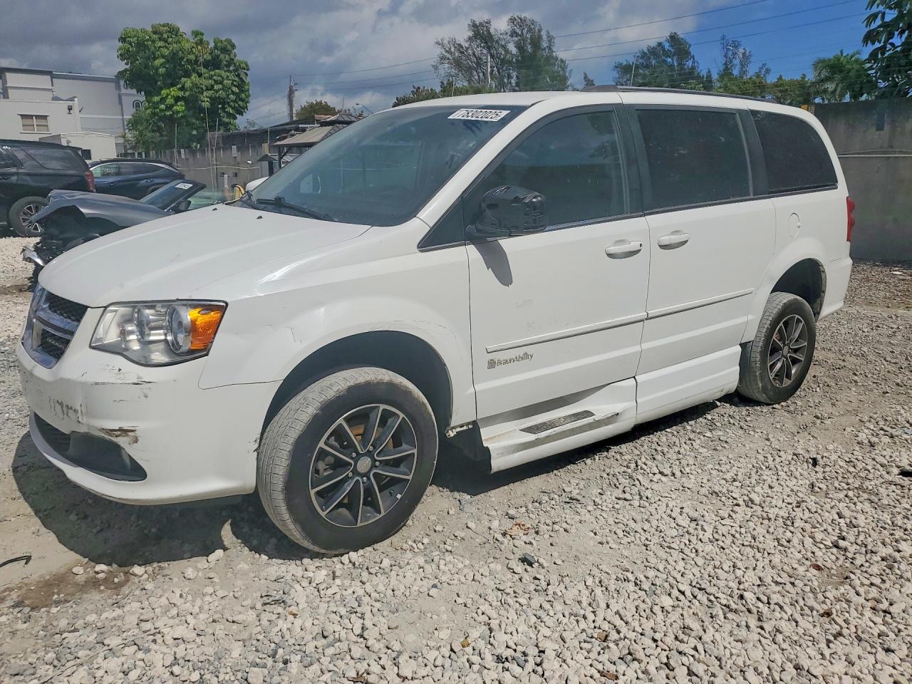 2017 Dodge Grand Caravan SXT, VIN 2C7WDGCG0HR767965 — Side