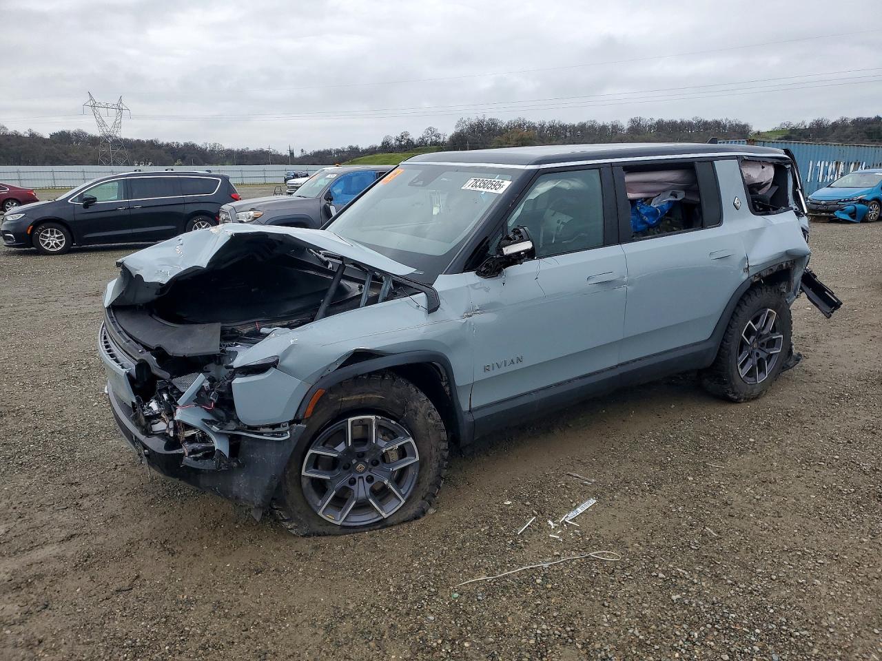 2023 Rivian R1S Adventure, VIN 7PDSGBBA4PN026127 — Front end