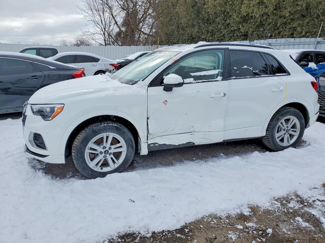2022 Audi Q3 Premium, VIN WA1AUCF38N1071793 — Бок