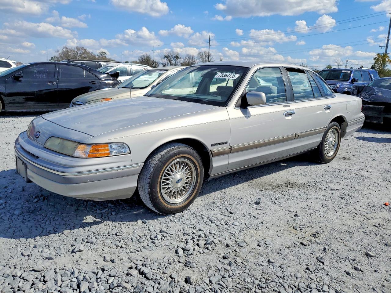 1992 Ford Crown Victoria LX, VIN 2FACP74W4NX213919 — Minor dents and scratches