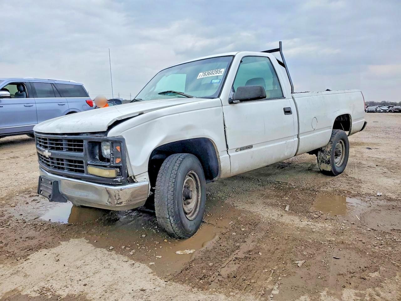 2000 Chevrolet Silverado 3500, VIN 1GCGC34R5YR128421 — Front end