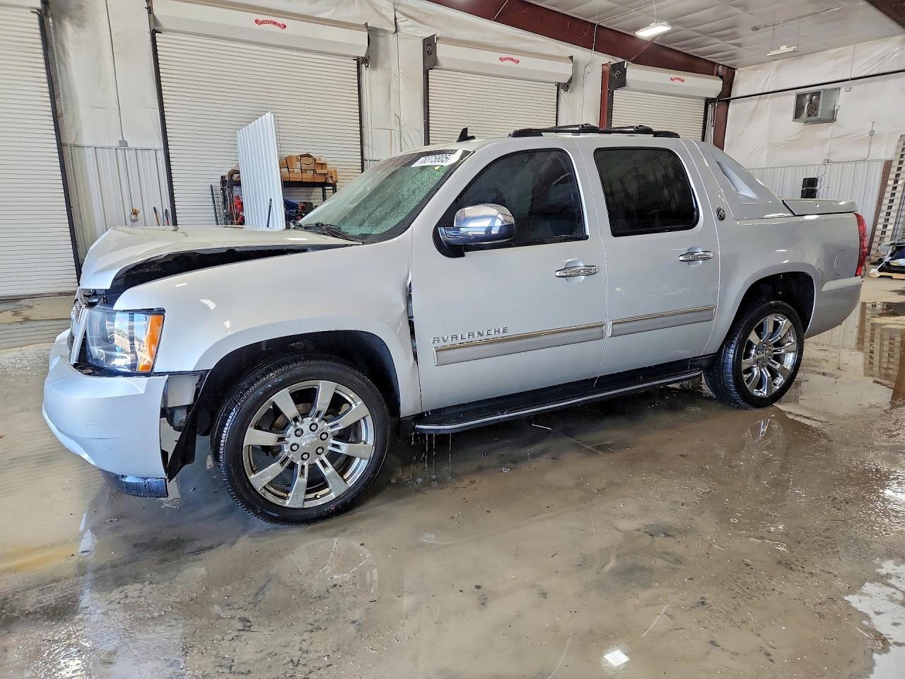 2013 Chevrolet Avalanche LS, VIN 3GNMCEE00DG201890 — Front end