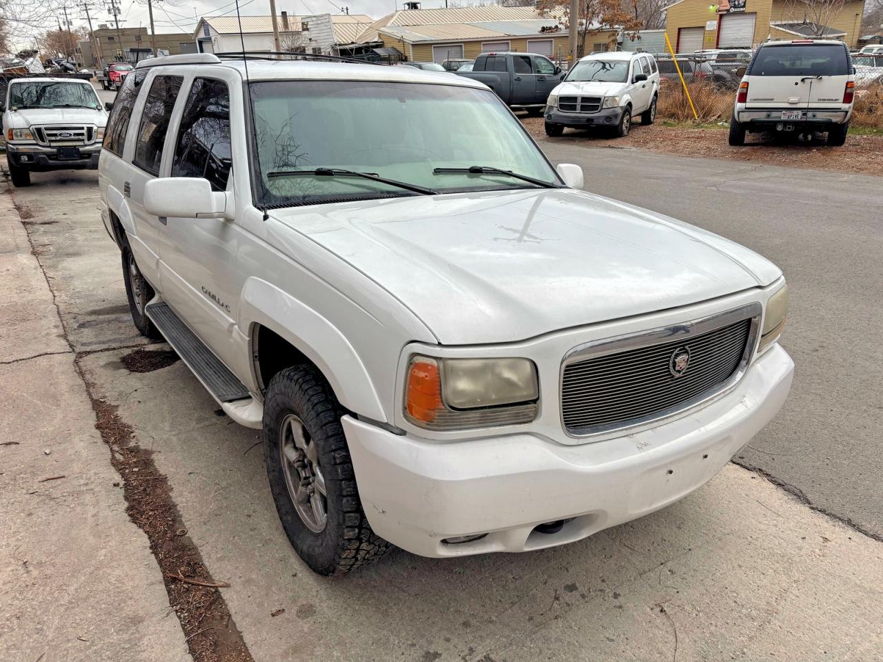 1999 Cadillac Escalade, VIN 1GYEK13R2XR416339 — Minor dents and scratches
