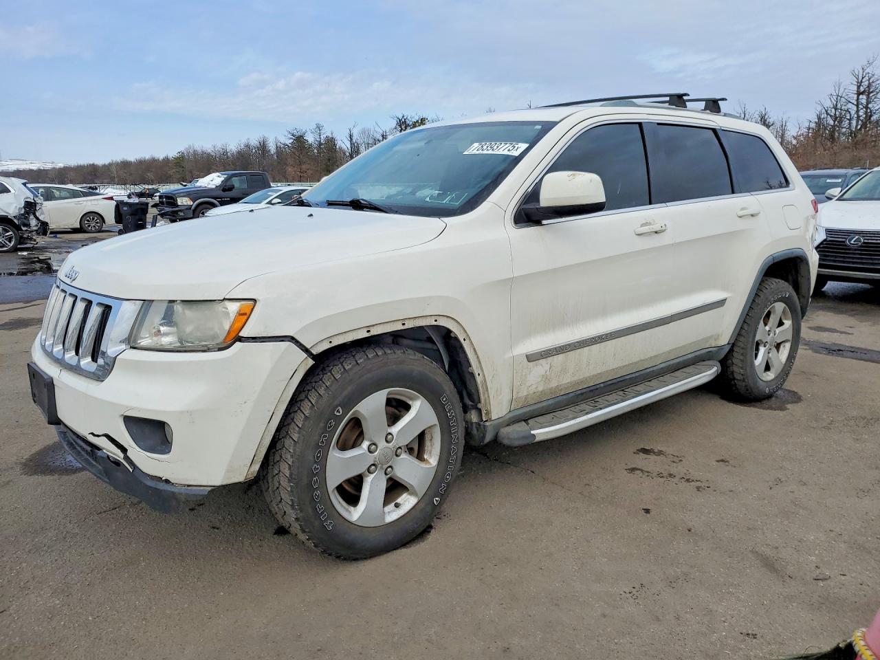 2011 Jeep Grand Cherokee Laredo, VIN 1J4RR4GG3BC718094 — Front end