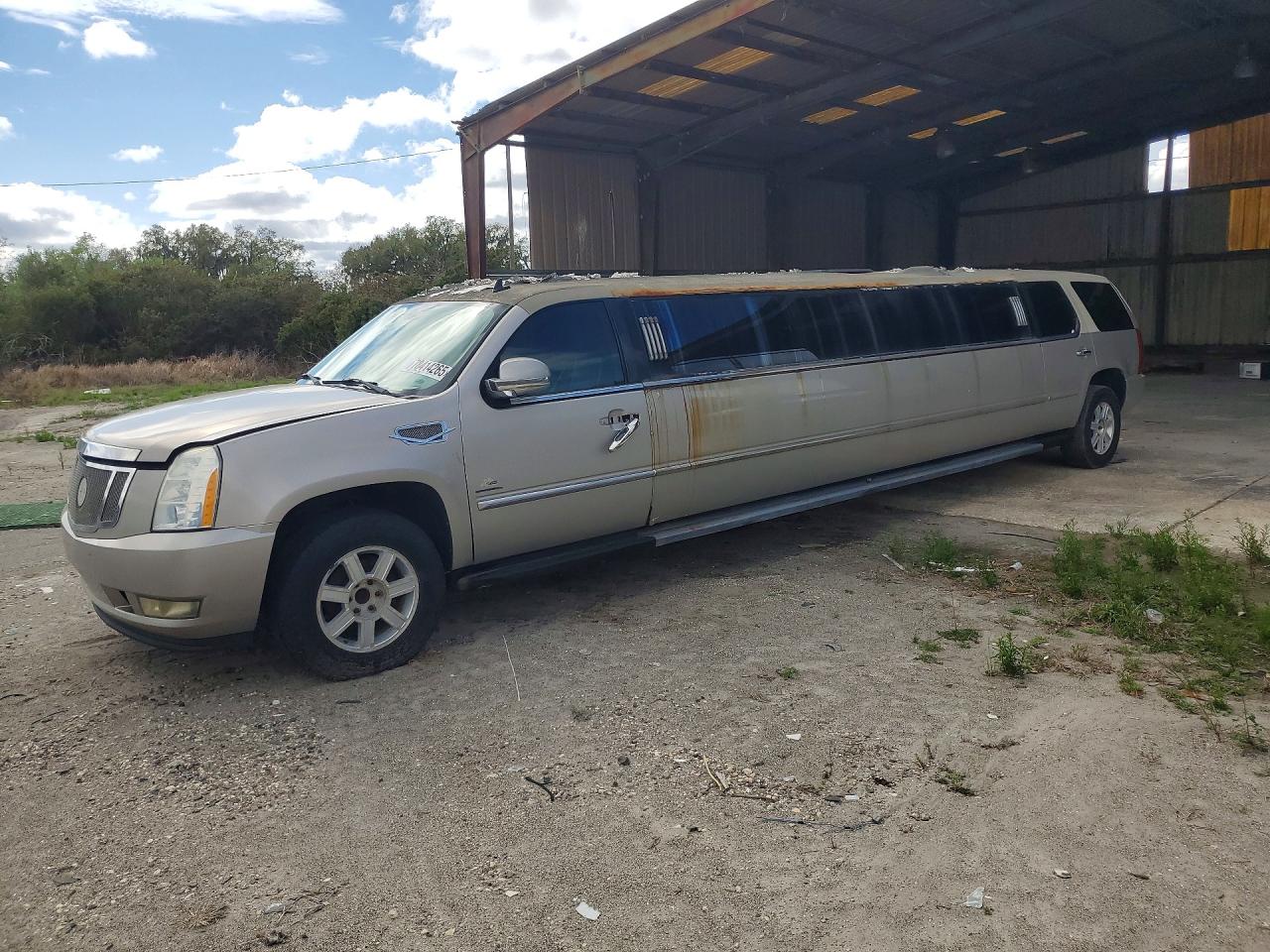 2008 Cadillac Escalade, VIN 1GYEC63868R144641 — Auction photo 1 of 4