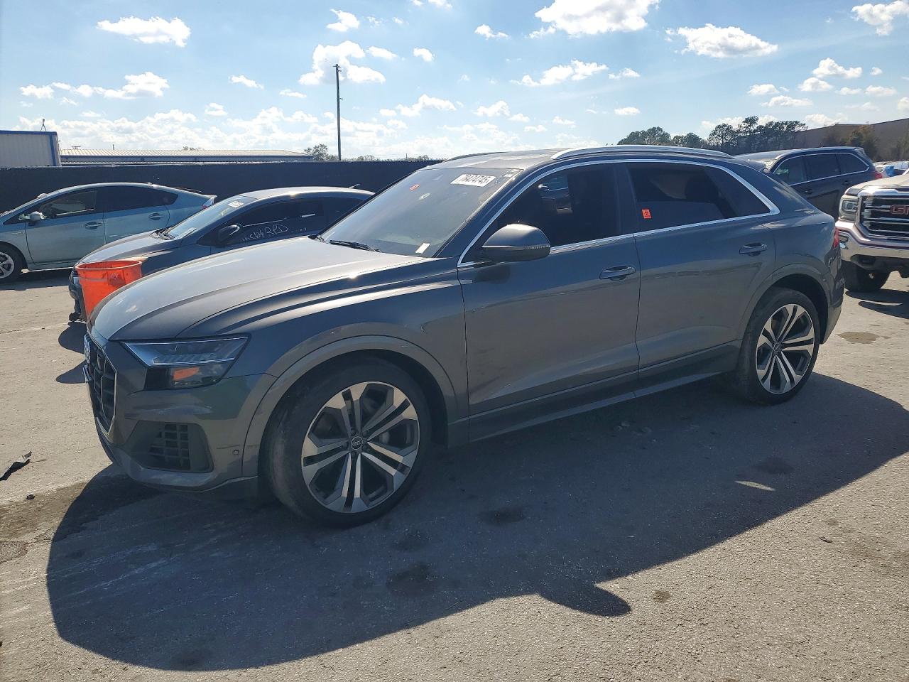 2021 Audi Q8 Premium Plus, VIN WA1BVAF11MD031606 — Пожар в салоне