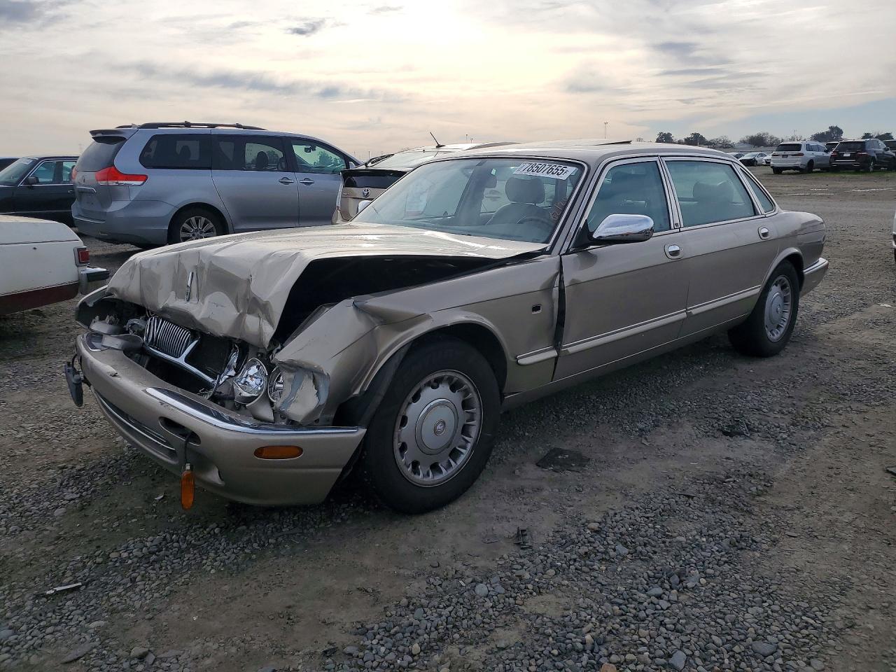 1998 Jaguar XJ Vanden Plas, VIN SAJKX6240WC816545 — Front end