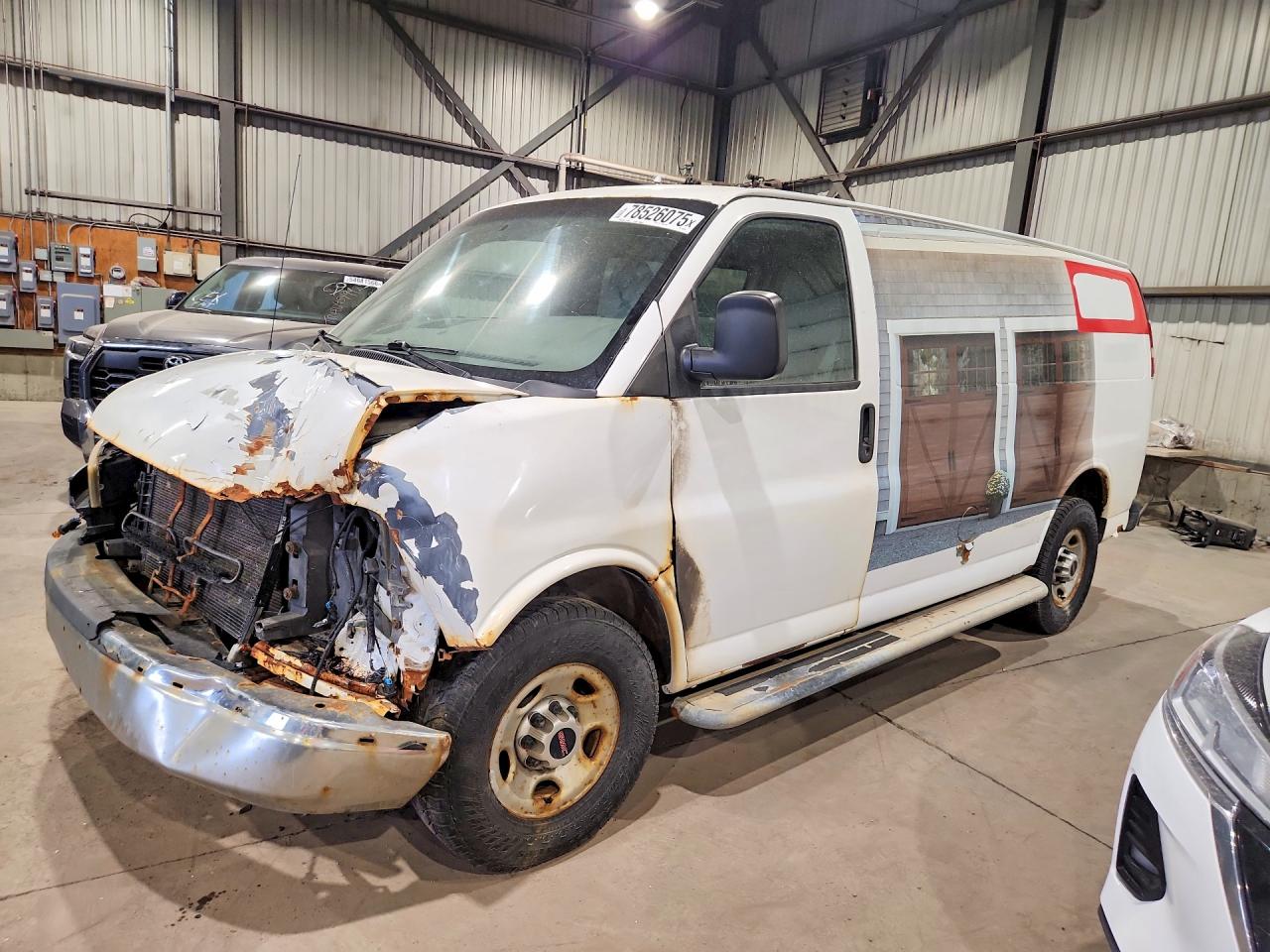 2015 GMC Savana Cargo, VIN 1GTW7FCF5F1162329 — Front end