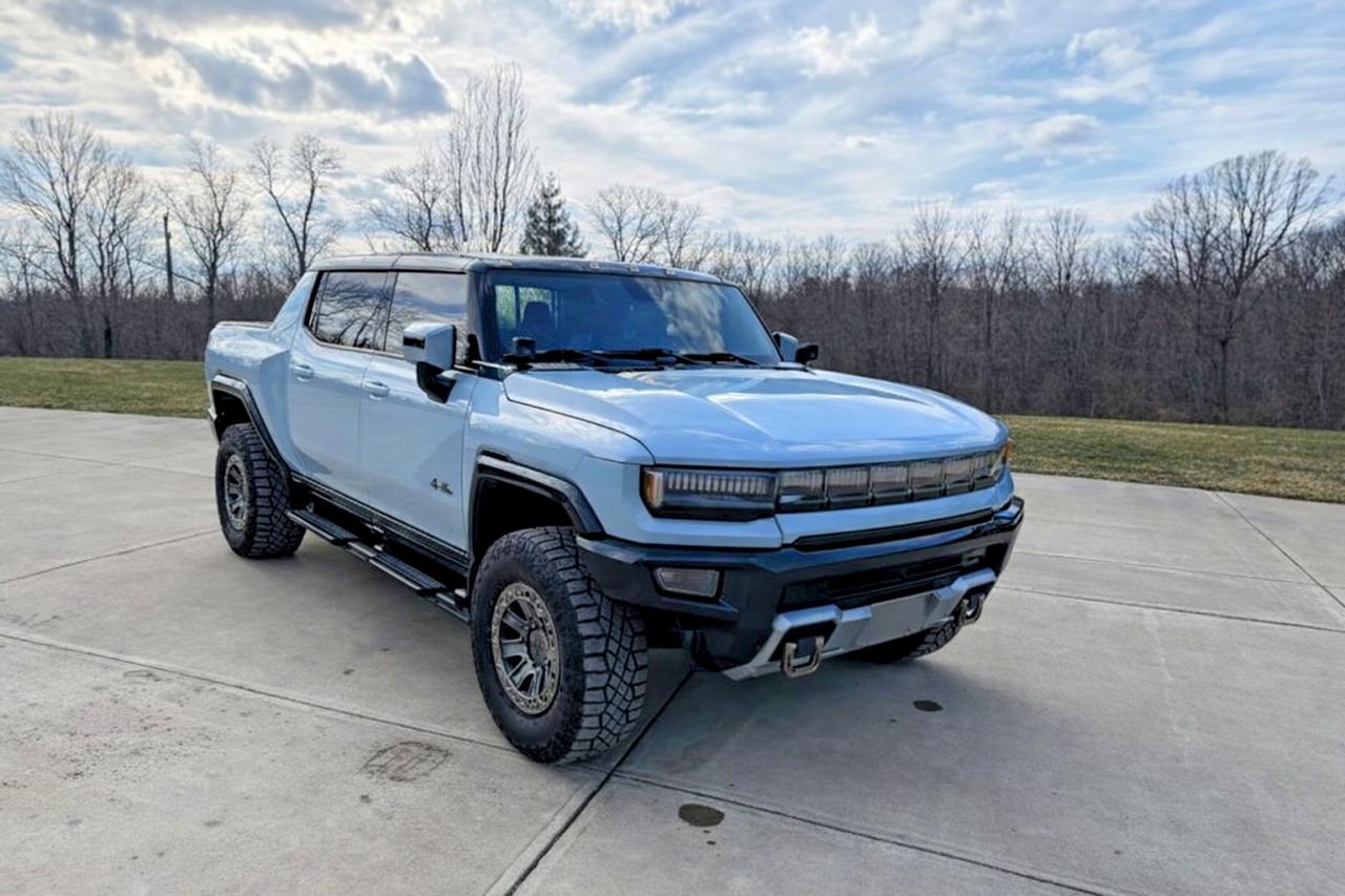 2024 GMC HUMMER EV Pickup 3X, VIN 1GT10DDB3RU104561 — Minor dents and scratches