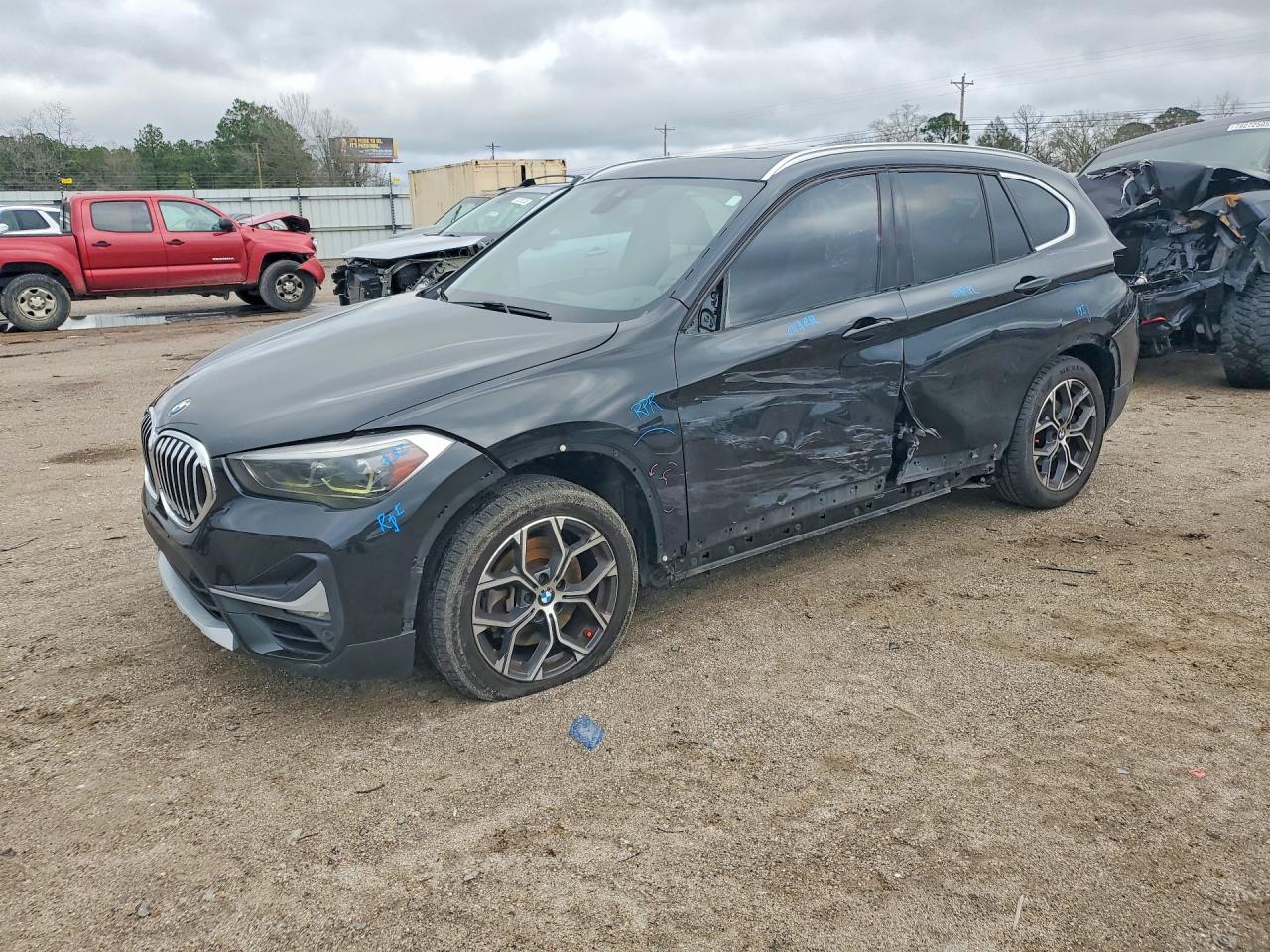 2020 BMW X1 xDrive28i, VIN WBXJG9C02L5P12598 — Side