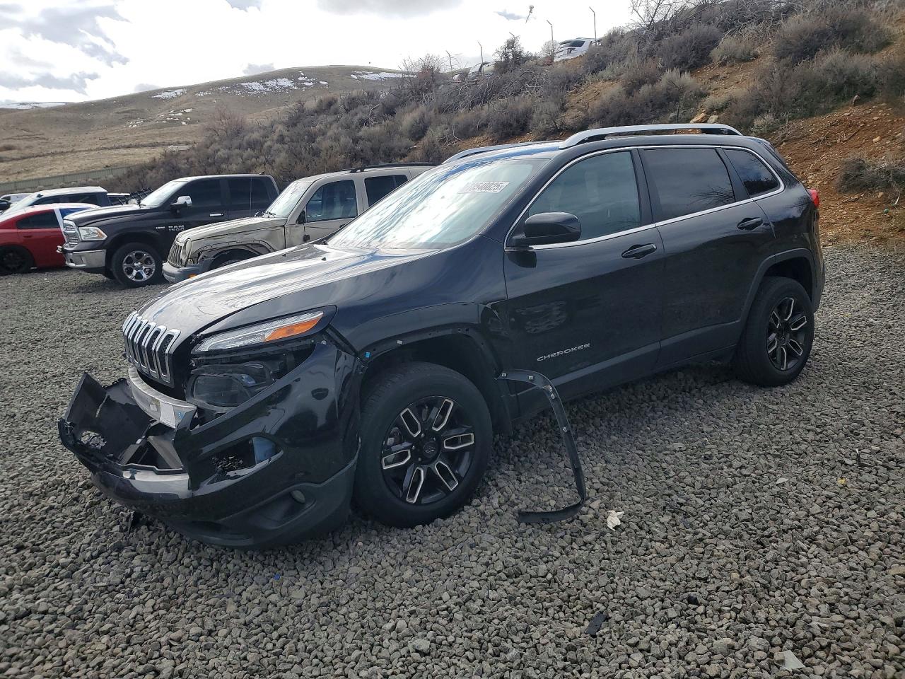 2016 Jeep Cherokee Latitude, VIN 1C4PJMCS8GW311361 — Front end