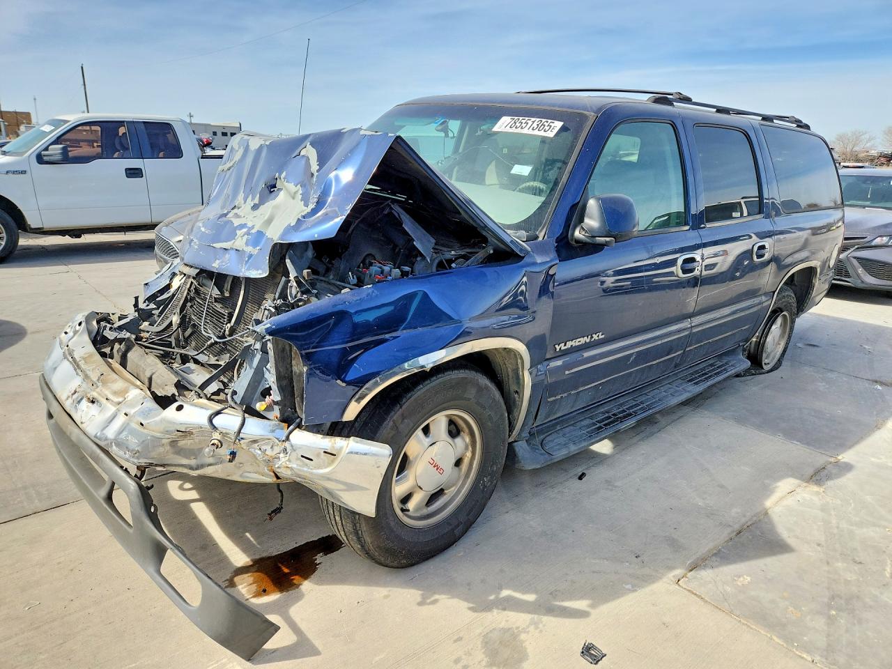 2002 GMC Yukon XL SLE, VIN 3GKEC16Z22G255017 — Front end