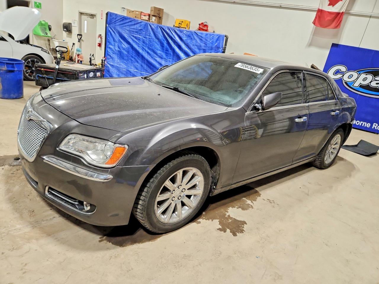 2013 Chrysler 300, VIN 2C3CCAAG0DH668943 — Зад