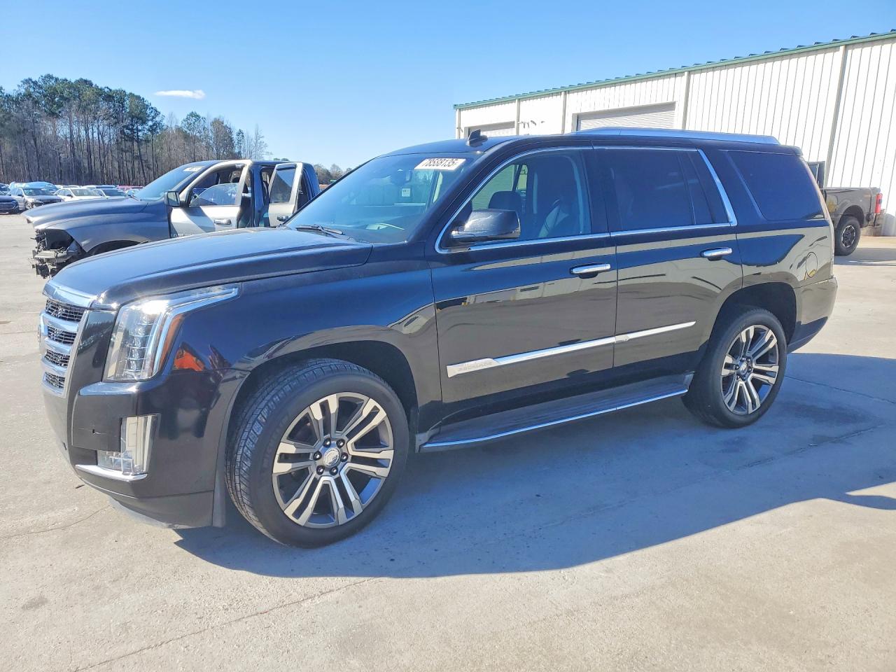 2015 Cadillac Escalade Luxury, VIN 1GYS3BKJ1FR228475 — Front end