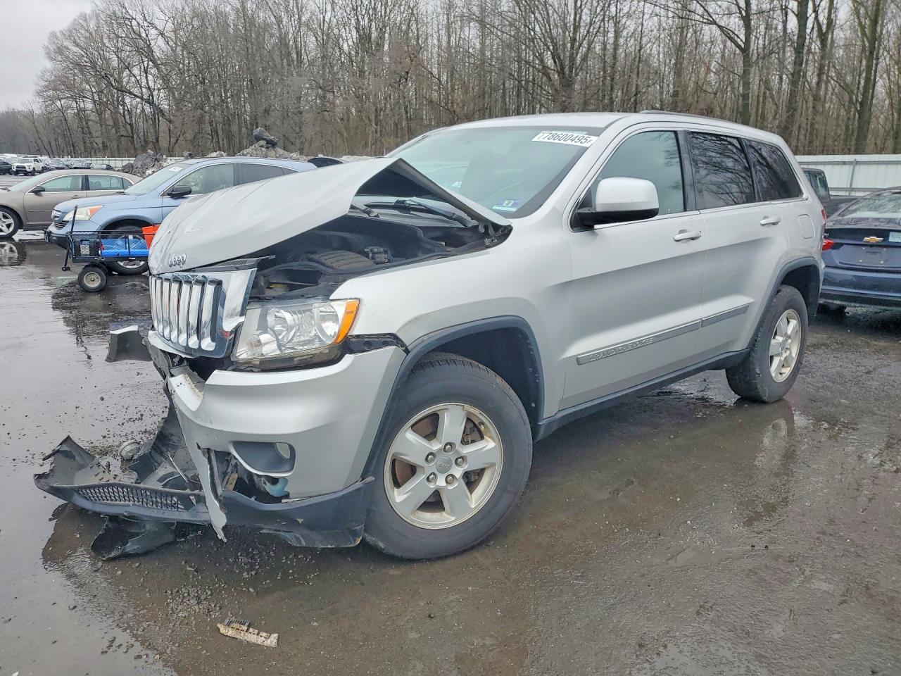2013 Jeep Grand Cherokee Laredo, VIN 1C4RJFAG4DC644138 — Front end