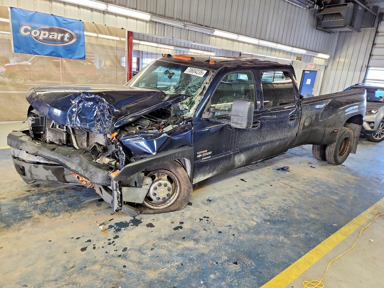 2005 Chevrolet Silverado 3500 DRW LT, VIN 1GCJK33295F911560 — Перед