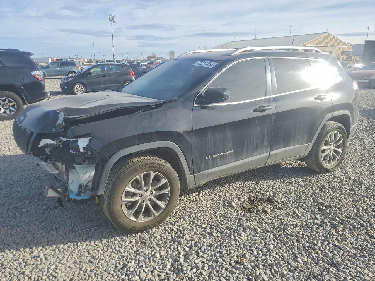 2019 Jeep Cherokee Latitude Plus, VIN 1C4PJMLB5KD238745 — Front end