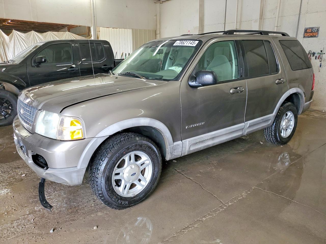 2002 Ford Explorer XLT, VIN 1FMZU73E22ZB28147 — Front end