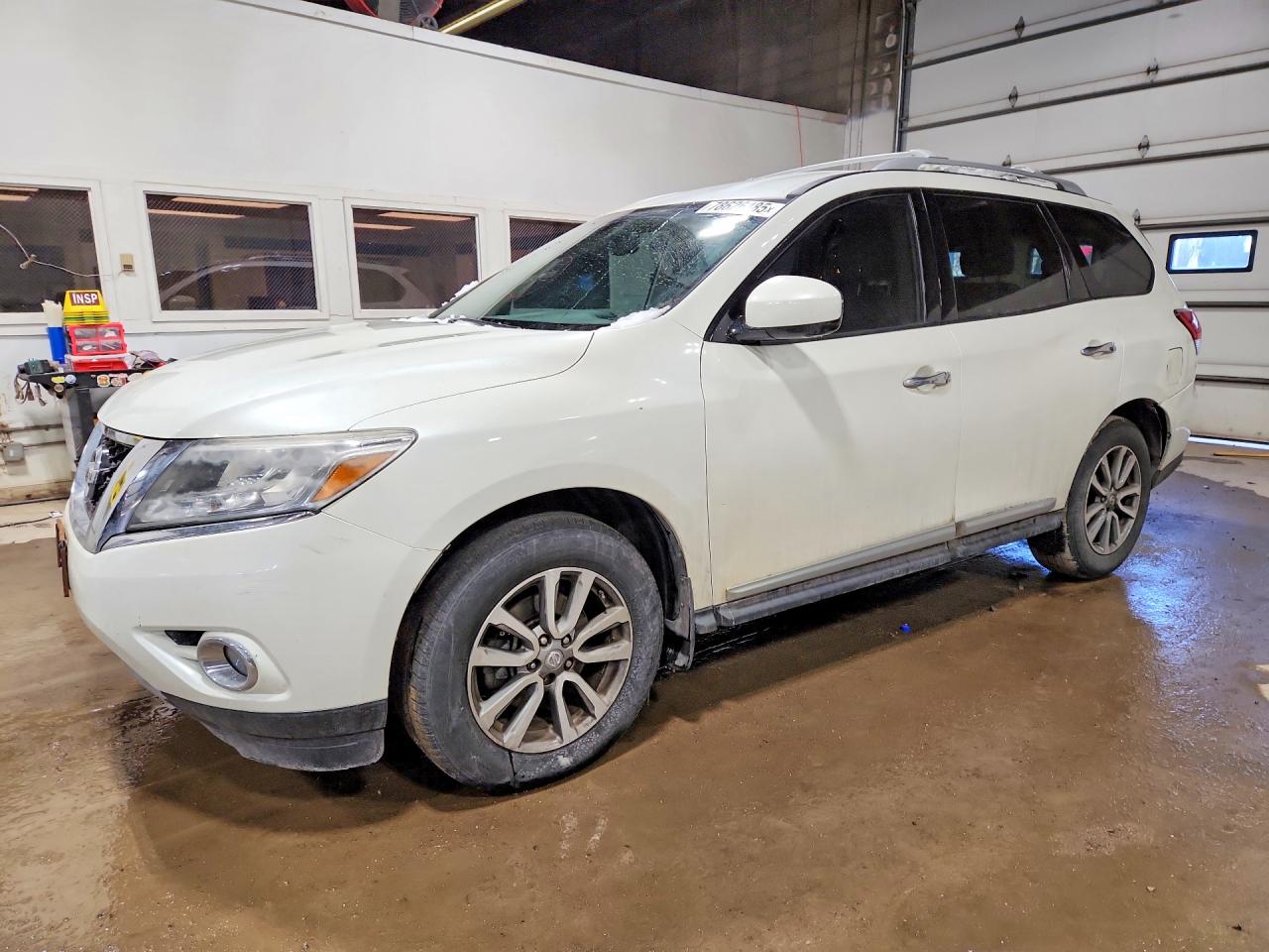 2016 Nissan Pathfinder S, VIN 5N1AR2MN8GC664756 — Вандализм