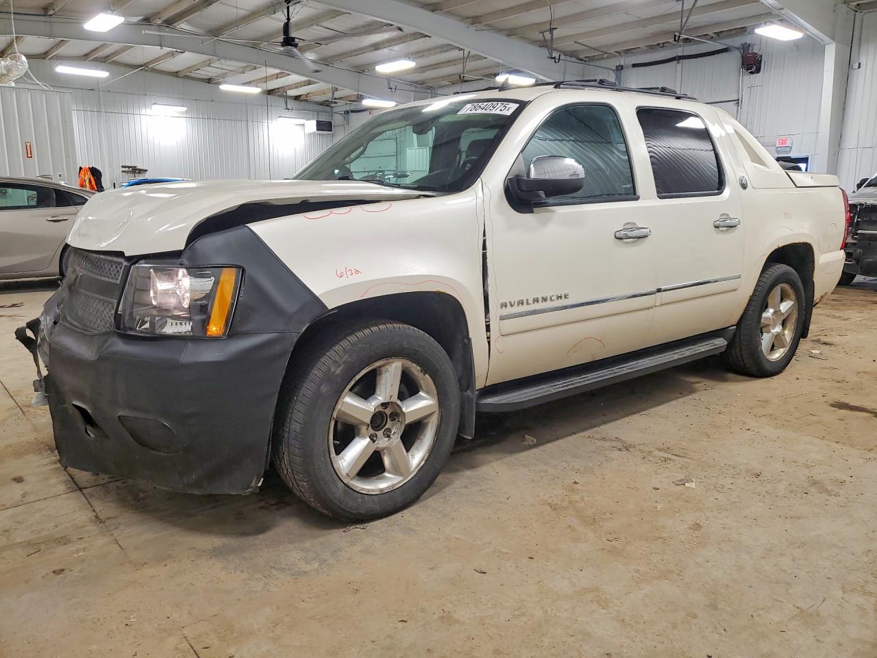 2013 Chevrolet Avalanche LTZ, VIN 3GNTKGE73DG148738 — Front end