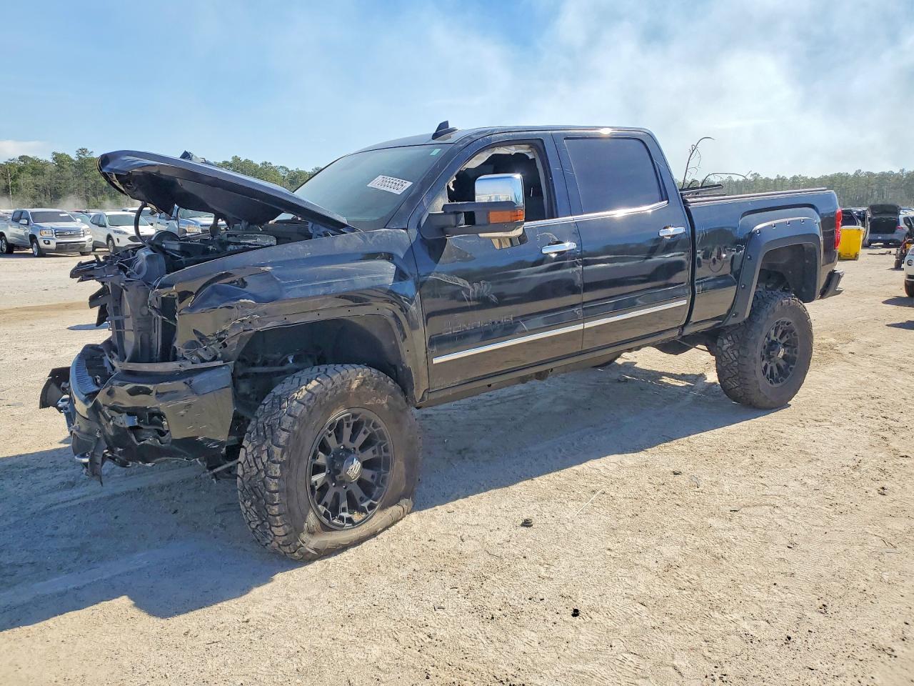 2019 GMC Sierra 2500HD Denali, VIN 1GT12SEYXKF103127 — Front end