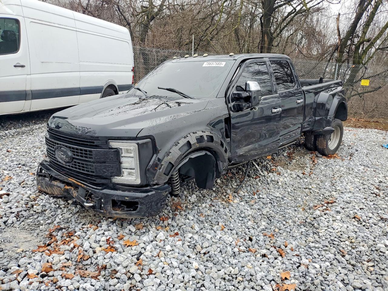2017 Ford F-450 XLT, VIN 1FT8W4DT3HEF43922 — Undercarriage