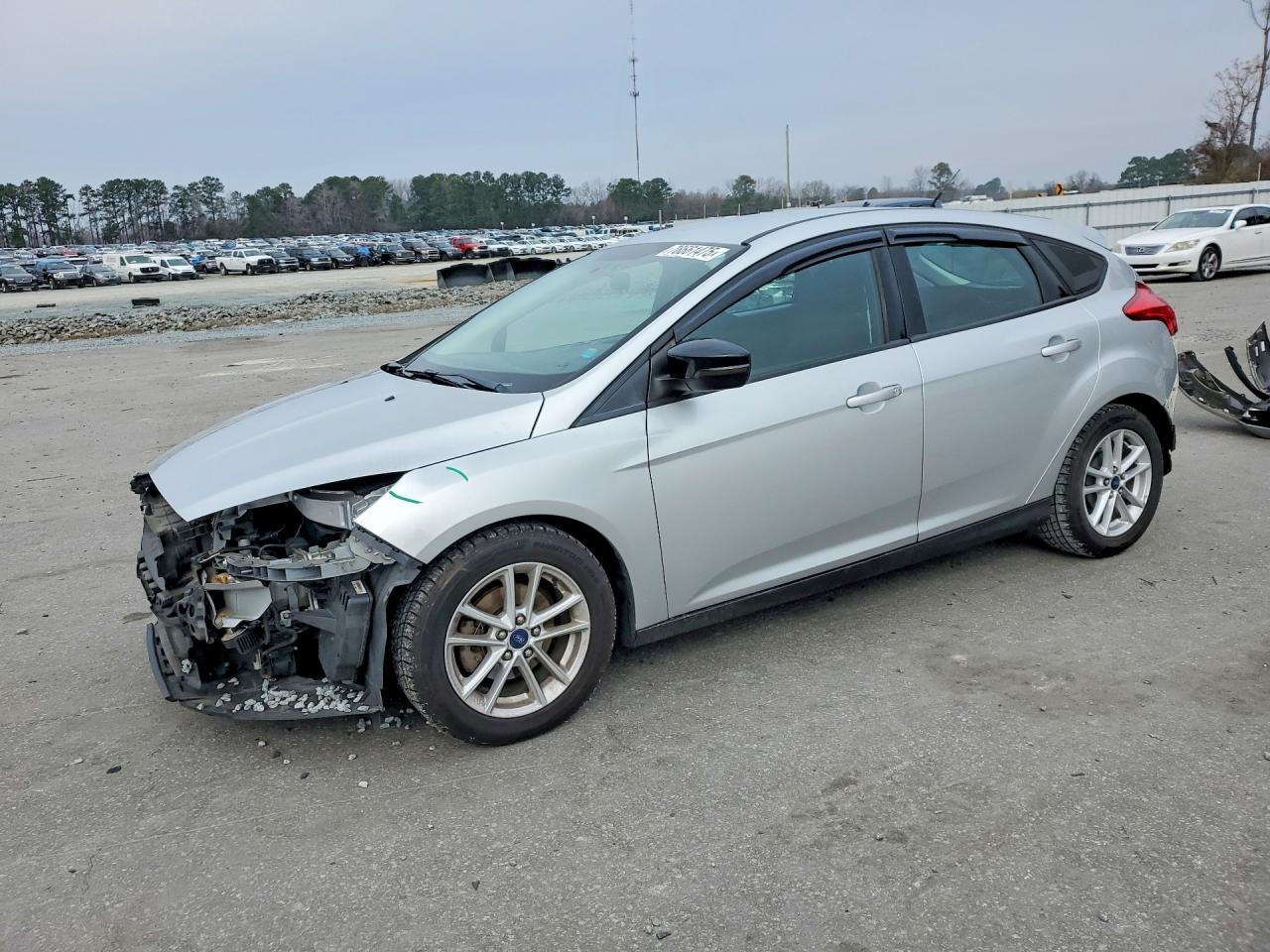 2015 Ford Focus SE, VIN 1FADP3K25FL223581 — Front end