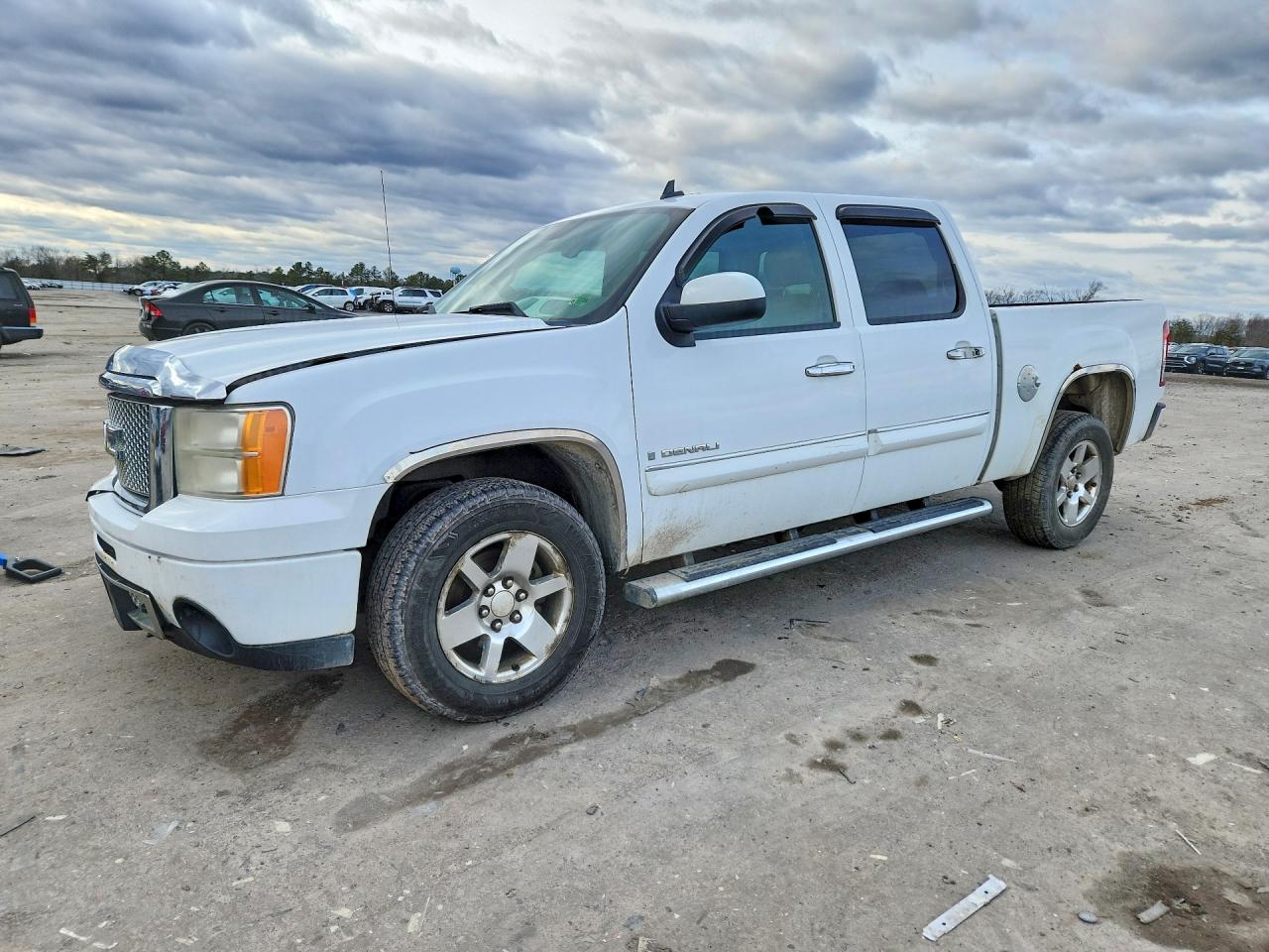 2007 GMC Sierra Denali, VIN 2GTEK638071704721 — Front end