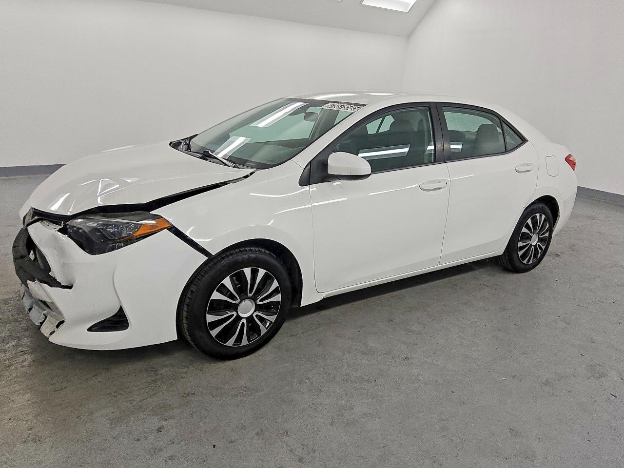 2019 Toyota Corolla LE, VIN 5YFBURHE4KP884549 — Перед