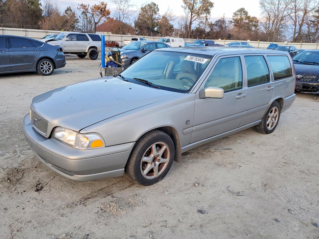 1999 Volvo V70, VIN YV1LW55A1X2619628 — Бок