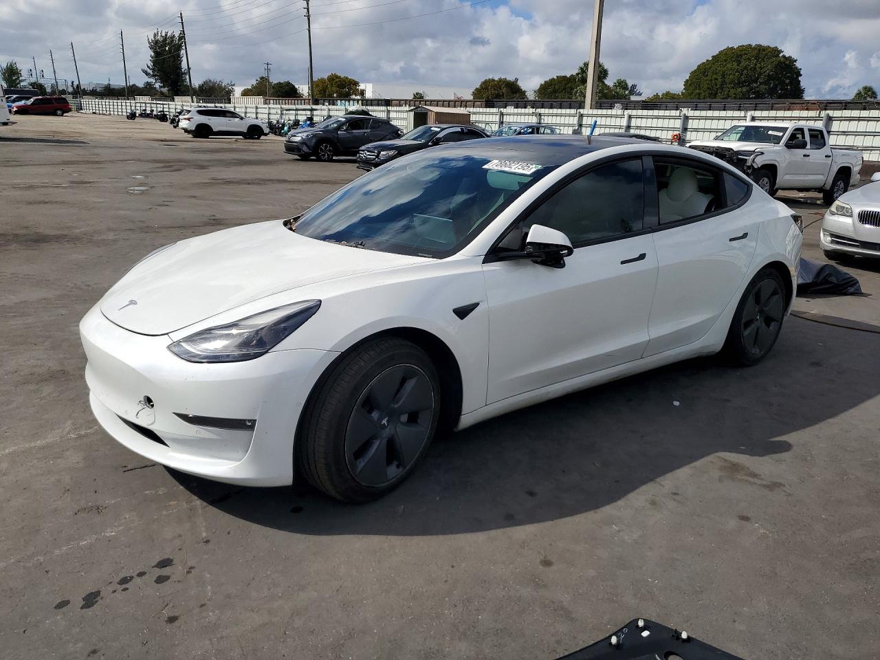 2022 Tesla Model 3, VIN 5YJ3E1EA8NF163400 — Бок