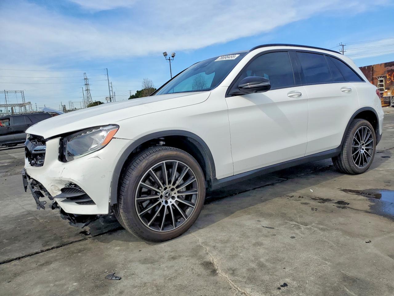 2019 Mercedes-Benz GLC 300, VIN WDC0G4JB1KV121171 — Front end