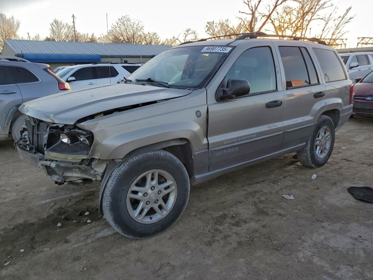 2004 Jeep Grand Cherokee Laredo, VIN 1J4GW48S14C302213 — Front end