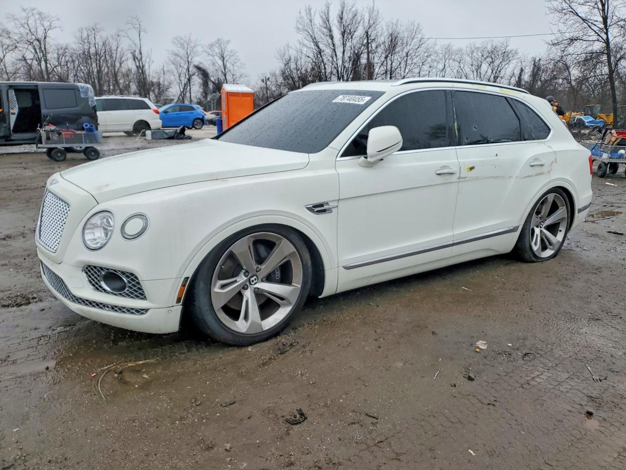 2018 Bentley Bentayga Signature, VIN SJAAC4ZV0JC019148 — Rear end