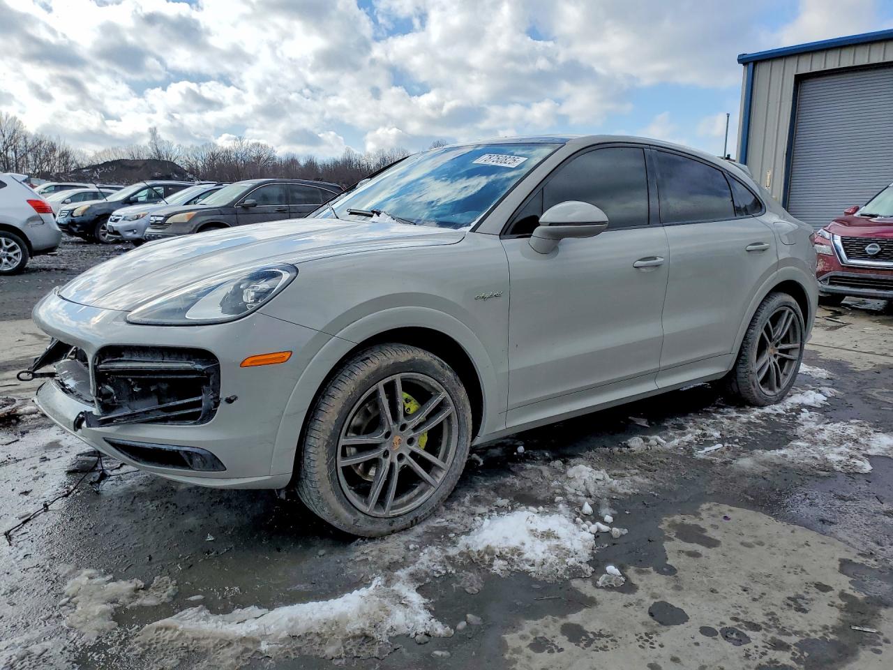 2022 Porsche Cayenne E-Hybrid, VIN WP1BE2AY8NDA51125 — Front end
