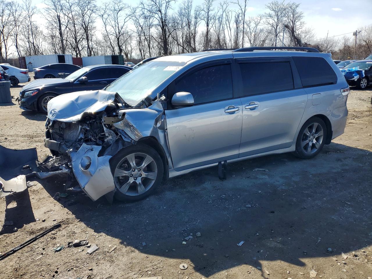 2015 Toyota Sienna SE, VIN 5TDXK3DC2FS542205 — Front end