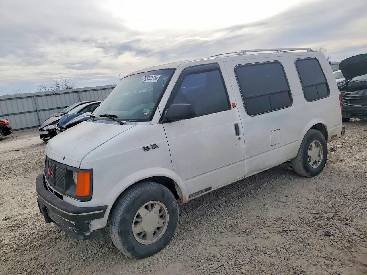 1991 GMC Safari Cargo XT, VIN 1GDDM19Z9MB538120 — Front end