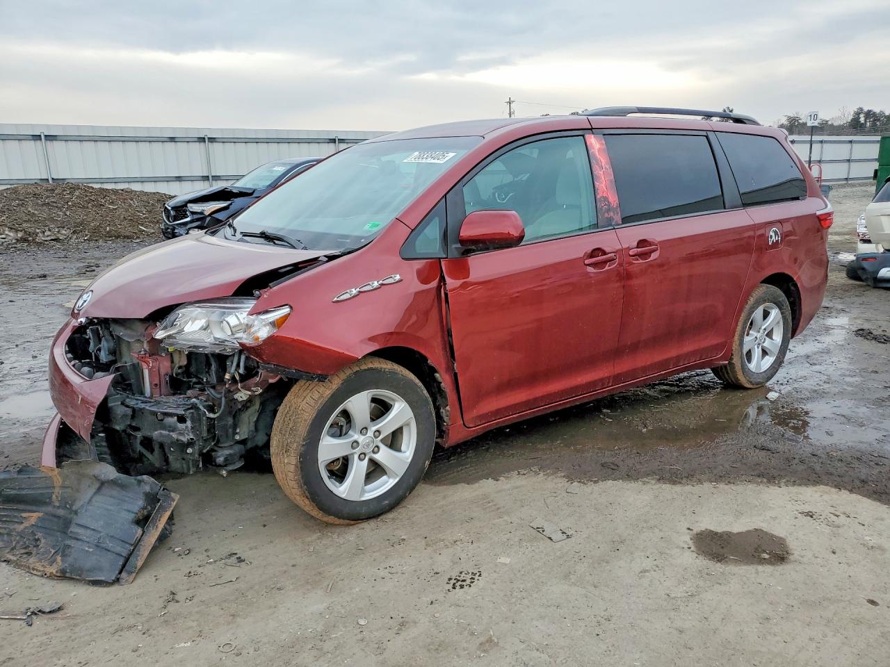 2017 Toyota Sienna LE, VIN 5TDKZ3DC4HS837525 — Front end