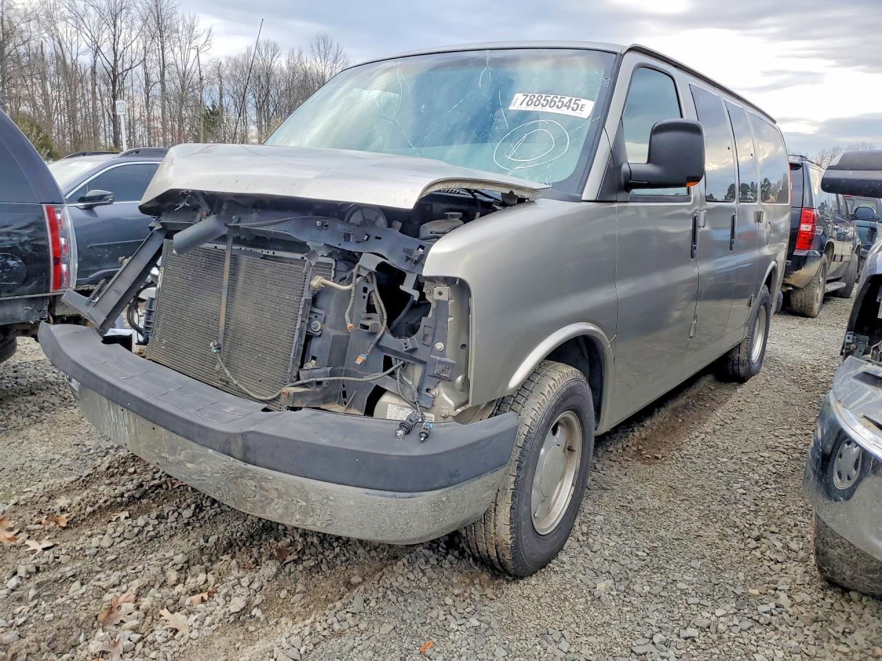 2004 GMC Savana, VIN 1GKFH15T941108794 — Front end
