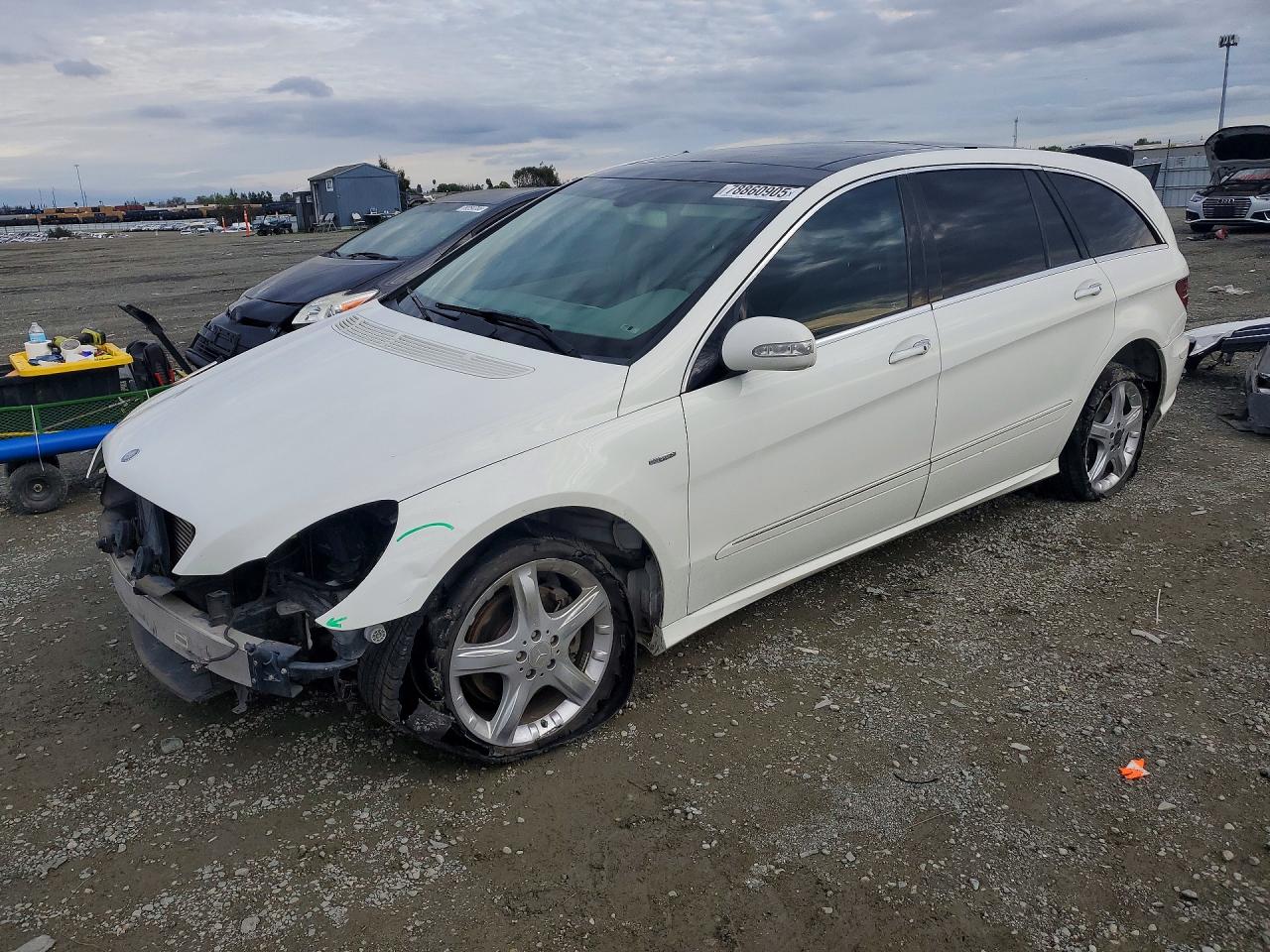 2010 Mercedes-Benz R 350, VIN 4JGCB2FEXAA112690 — Front end