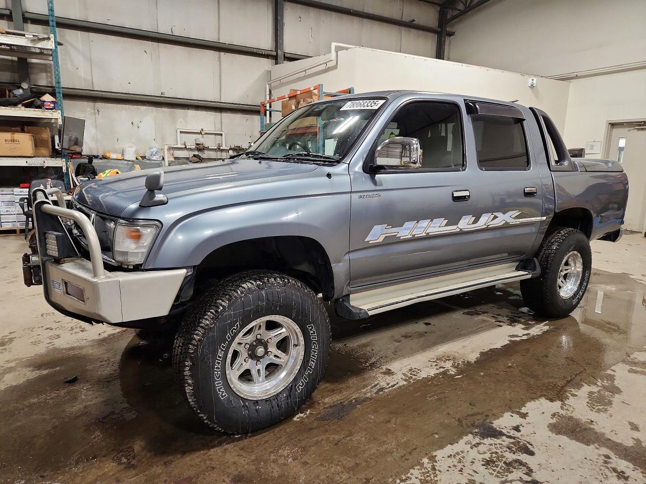 1998 Toyota Hilux, VIN LN1670008033 — Зад