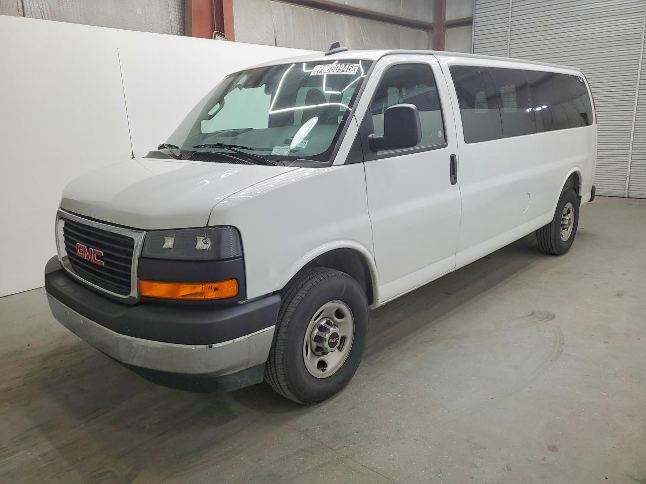 2025 GMC Savana LT, VIN 1GJZ7PFP4S1195607 — Зад