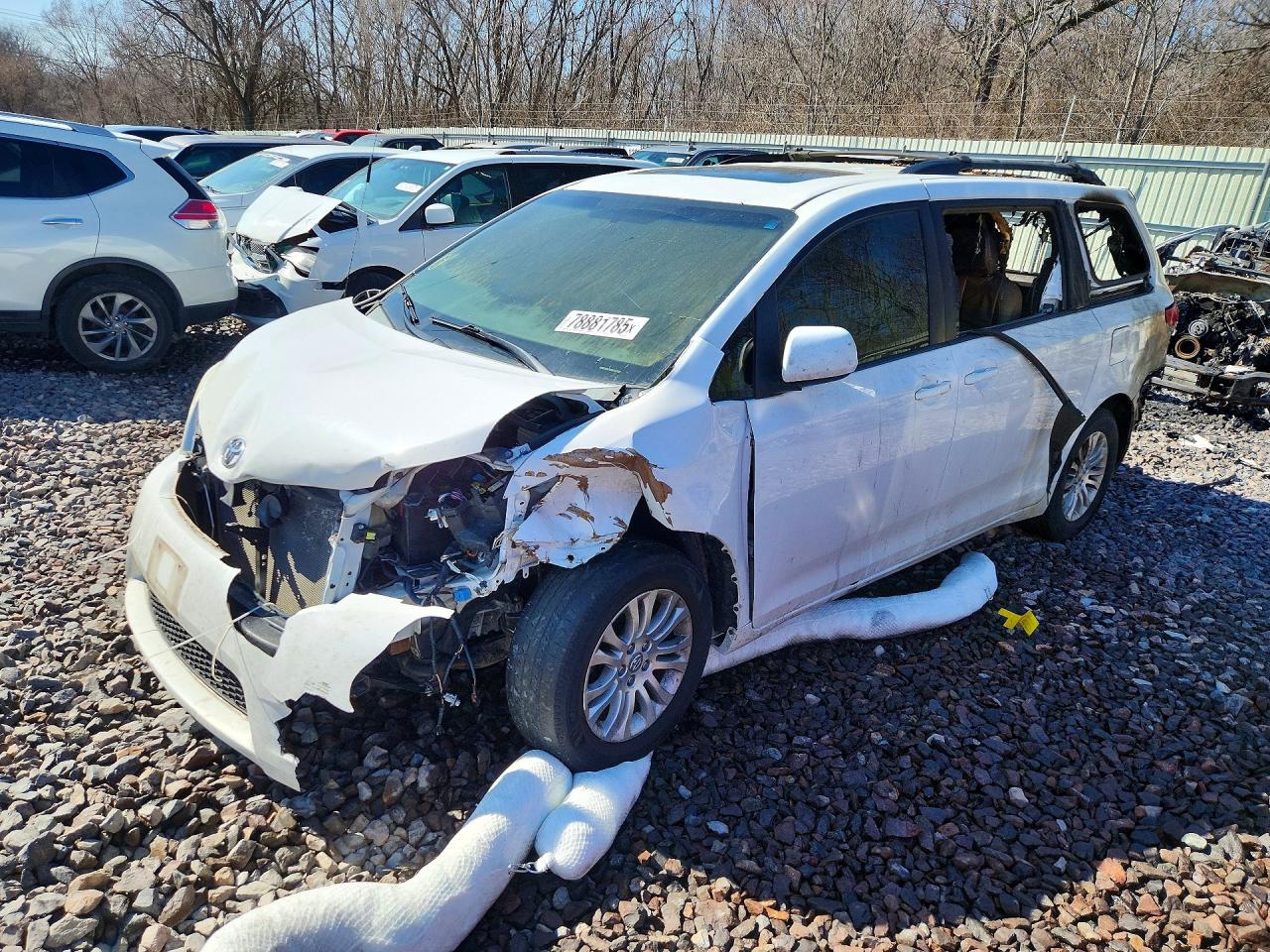 2014 Toyota Sienna XLE, VIN 5TDYK3DC3ES424537 — Front end