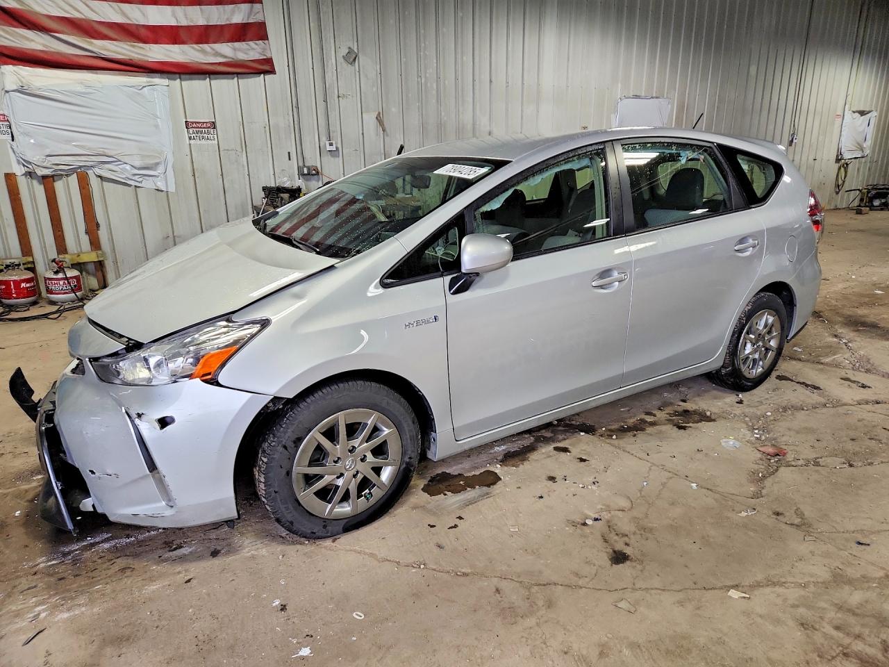 2015 Toyota Prius Two, VIN JTDZN3EU5FJ022228 — Front end