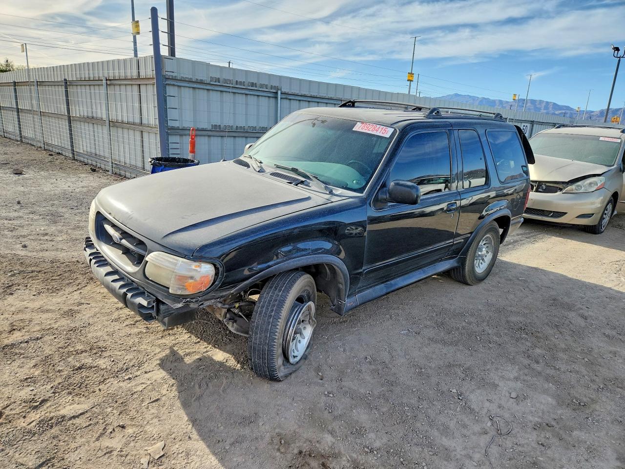 2000 Ford Explorer, VIN 1FMYU60XXYUA11708 — Front end